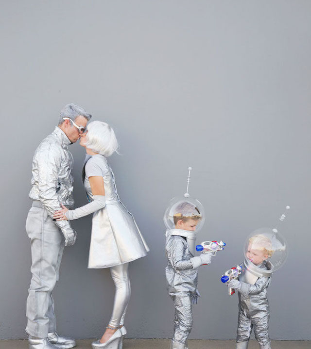 https://www.tapaidiapaizei.gr/wp-content/uploads/2021/02/futuristic-space-family-costume-640x720.jpg